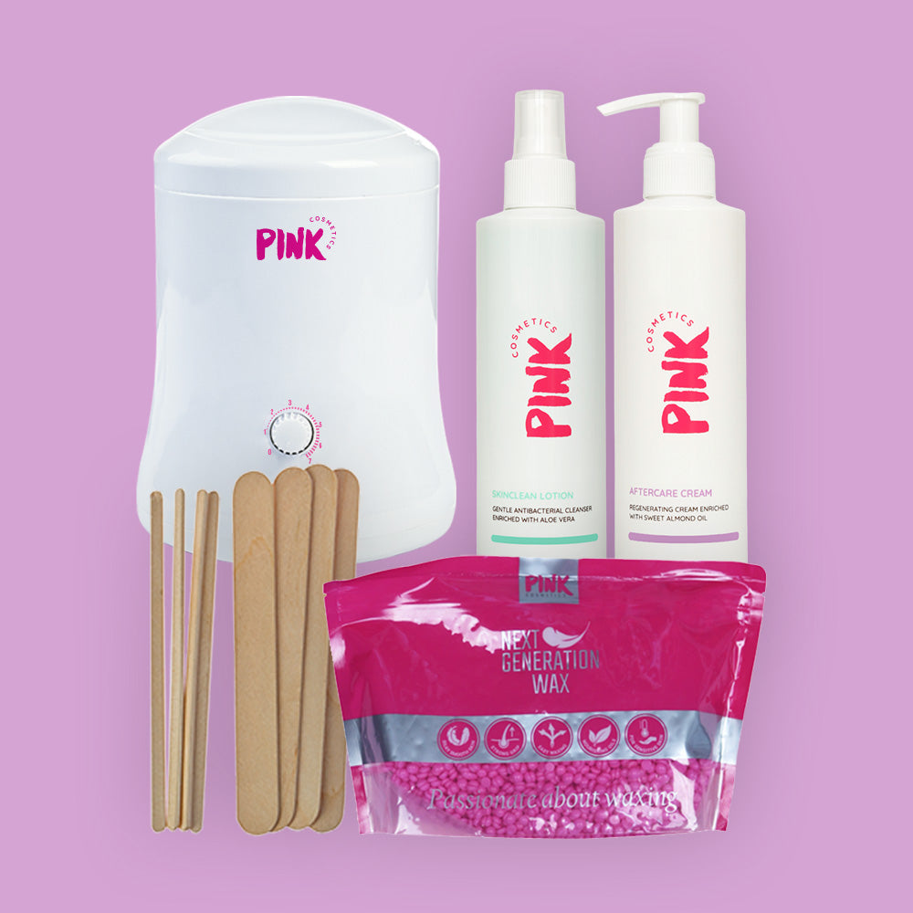 PINK Cosmetics otthoni waxing kezdőkészlet: waxmelegítő, Next Generation Wax gyöngyök, elő- és utóápoló termékek, valamint fa spatulák rózsaszín háttéren.