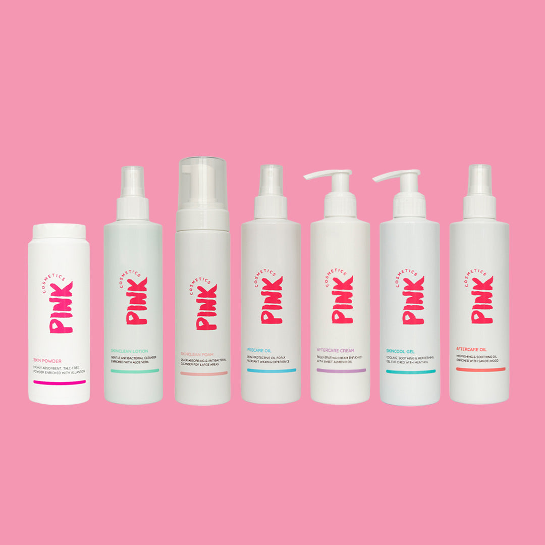 PINK Cosmetics gyantázás előtti és utáni bőrápoló termékek sorban: bőrpúder, tisztító lotion, tisztító hab, előkezelő olaj, utóápoló krém, hűsítő gél és utóápoló olaj rózsaszín háttéren.